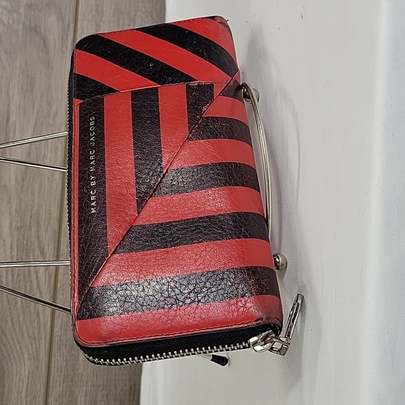 Marc by Marc Jacobs Red Black Leather Zip Around Wallet - Picture 2 of 12